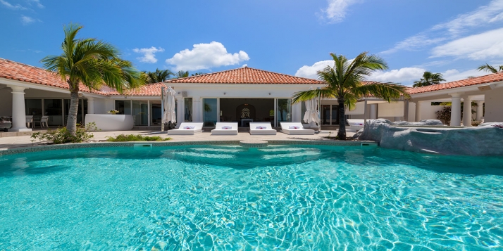 A beautiful beachfront villa with 2 bedrooms, swimming pool and jacuzzi!