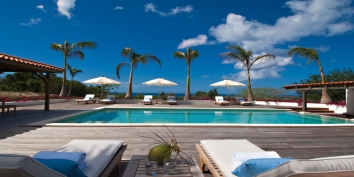 A fantastic island-style design villa with 4 bedrooms, swimming pools and stunning ocean views!