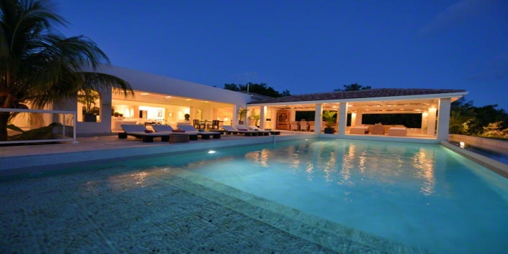 An absolutely dazzling 3 bedroom villa with swimming pool and a superb open view to the Caribbean Sea!
