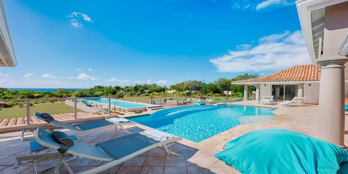 A very private and beautiful villa with 4 bedrooms, 4 bathrooms, 2 swimming pools and views of the Caribbean Sea.