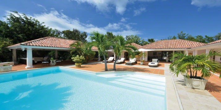 A very private, beautiful and romantic villa with 2 bedrooms, swimming pool and shared tennis court and gym.