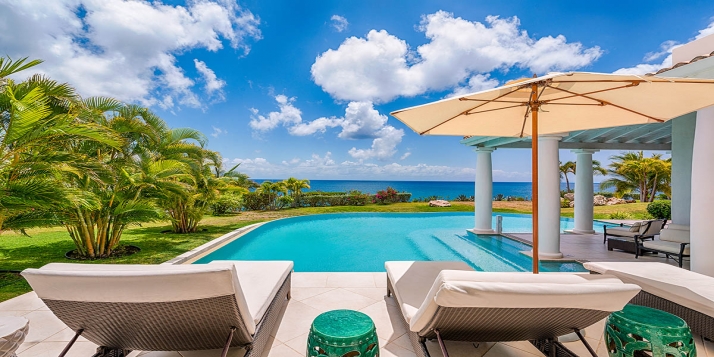 An absolutely magnificent, exclusive, beachfront villa with 4 bedrooms, exquisite interiors, swimming pool and breathtaking views of Baie Longue.