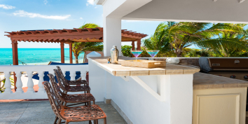 The wet bar on the pool terrace is the perfect place to prepare Caribbean cocktails.