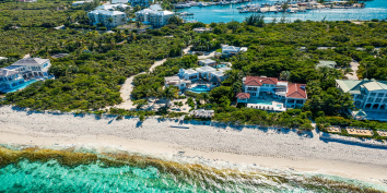 Turtle Breeze Villa is directly located on world-famous Grace Bay Beach, Turks and Caicos Islands.