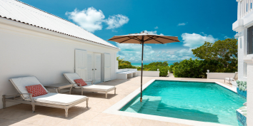 Relax in your privat swimming pool at this Turks and Caicos villa rental.