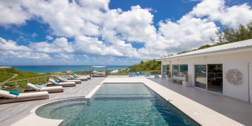 A spacious and luxurious villa with 7 bedrooms, swimming pool, magnificent views of the Caribbean Sea and to the island of Anguilla.